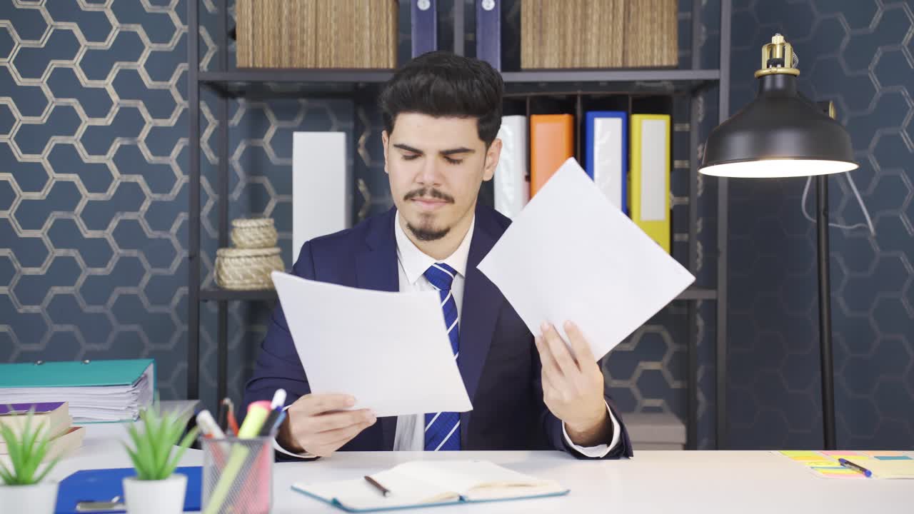 el hombre de negocios que lee periódicos molestos se deprime.