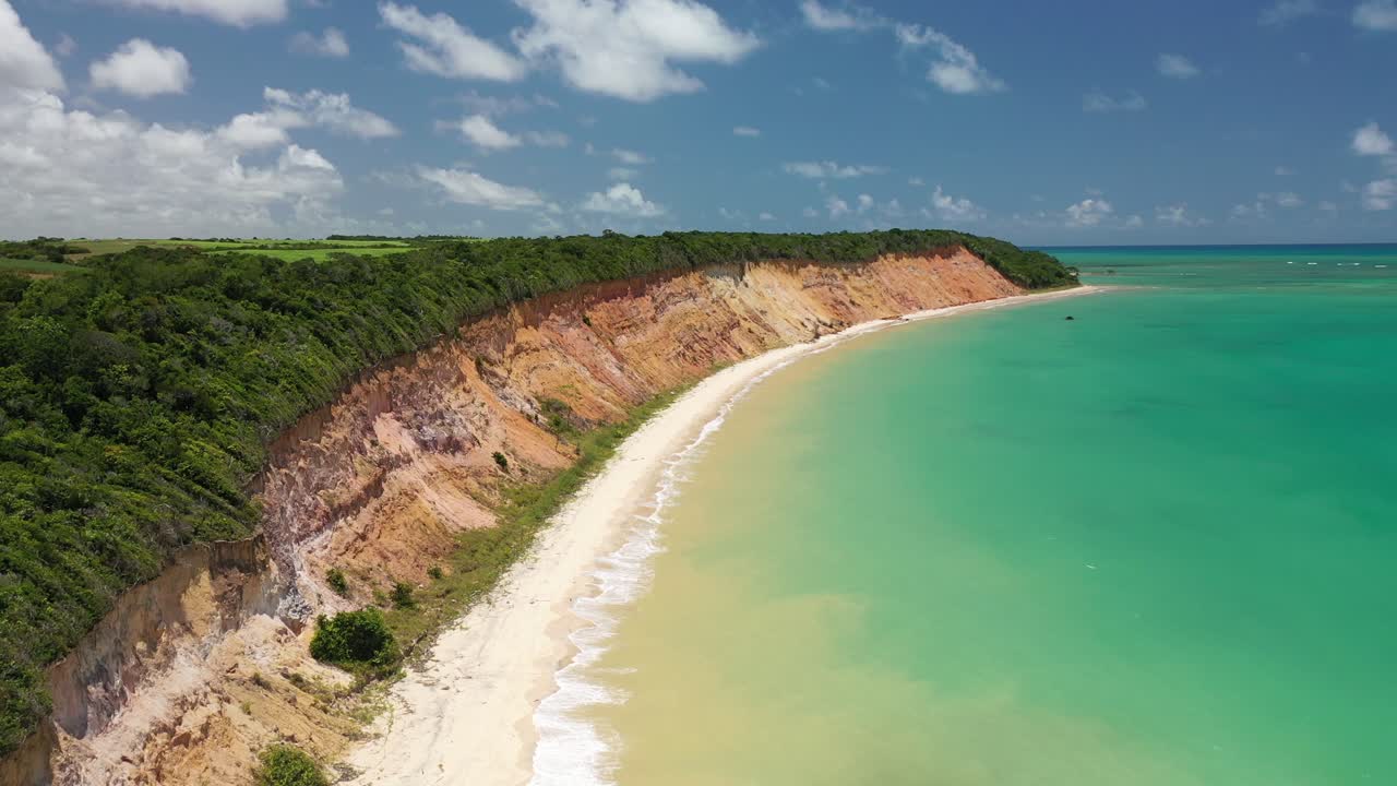 브라질 알라고아스 (alagoas) 에서 부서진 차의 해변 드론 비디오