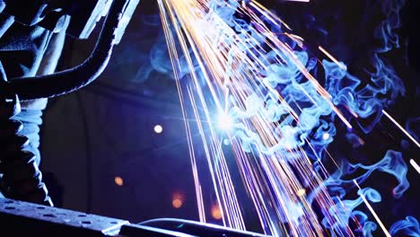 proceso de soldadura en un entorno industrial