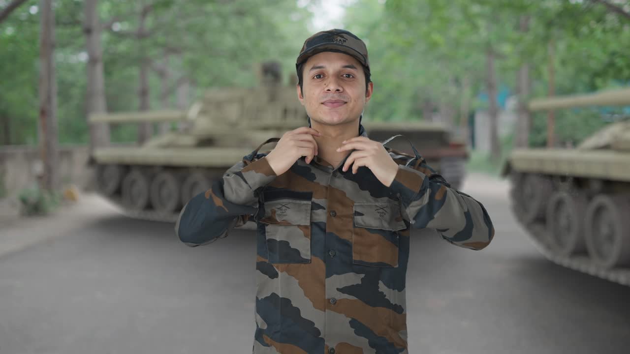 행복한 인도 군대 사람이 준비하고 있습니다.