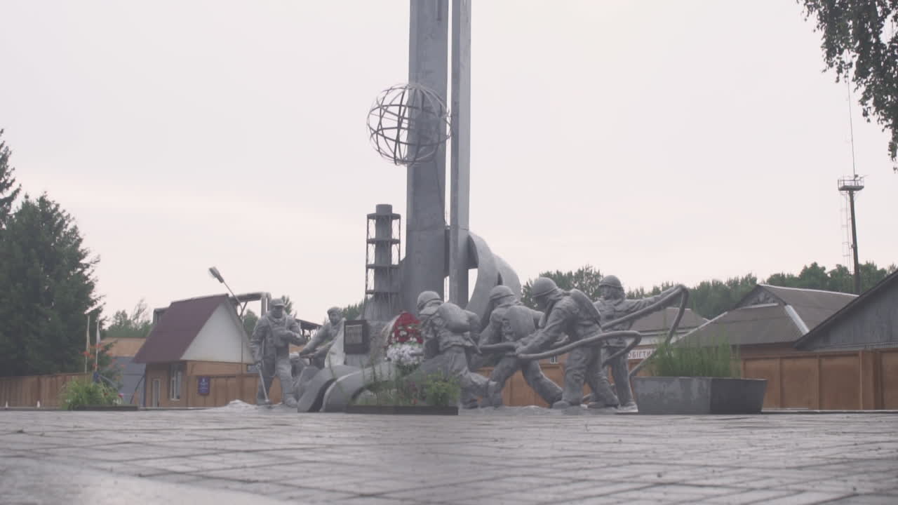 fotografía de un monumento radiactivo abandonado cerca de pripyat en la zona de exclusión, cerca de la central eléctrica de chernobyl, ucrania