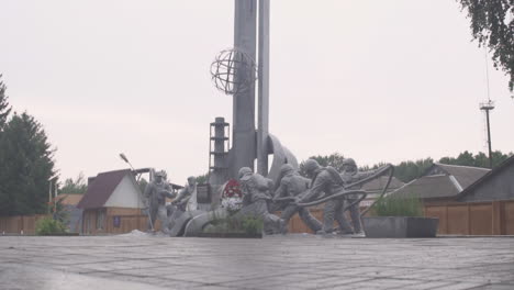 Toma-De-Un-Monumento-Radiactivo-Abandonado-Cerca-De-Pripyat-En-La-Zona-De-Exclusión,-Cerca-De-La-Central-Eléctrica-De-Chernobyl,-Ucrania.