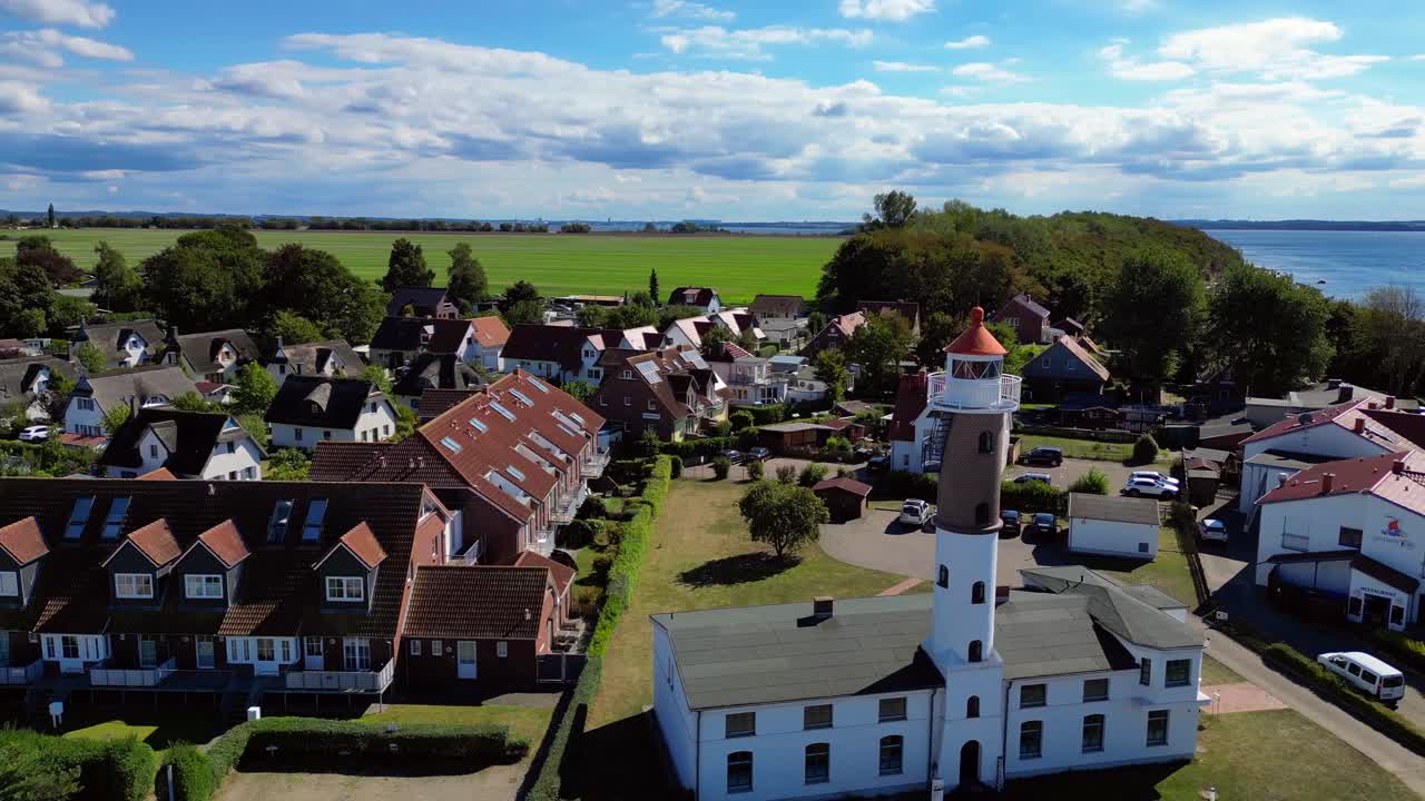 바다 옆의 전형적인 작은 마을