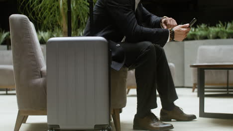 Man-waiting-at-the-hotel-reception-desk