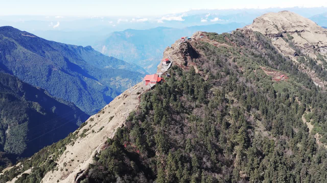 La vista aerea del villaggio di Kalinchowk a Dolakha mostra case sulle colline circondate da montagne e dalla vegetazione lussureggiante del Nepal
