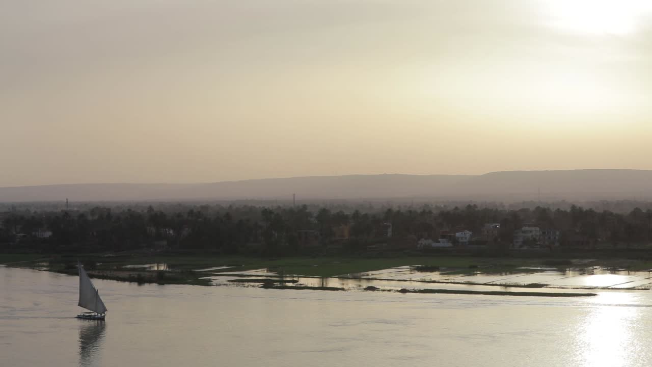 desde egipto un barco en el nilo al atardecer en un paisaje natural que solo existe en egipto luxor