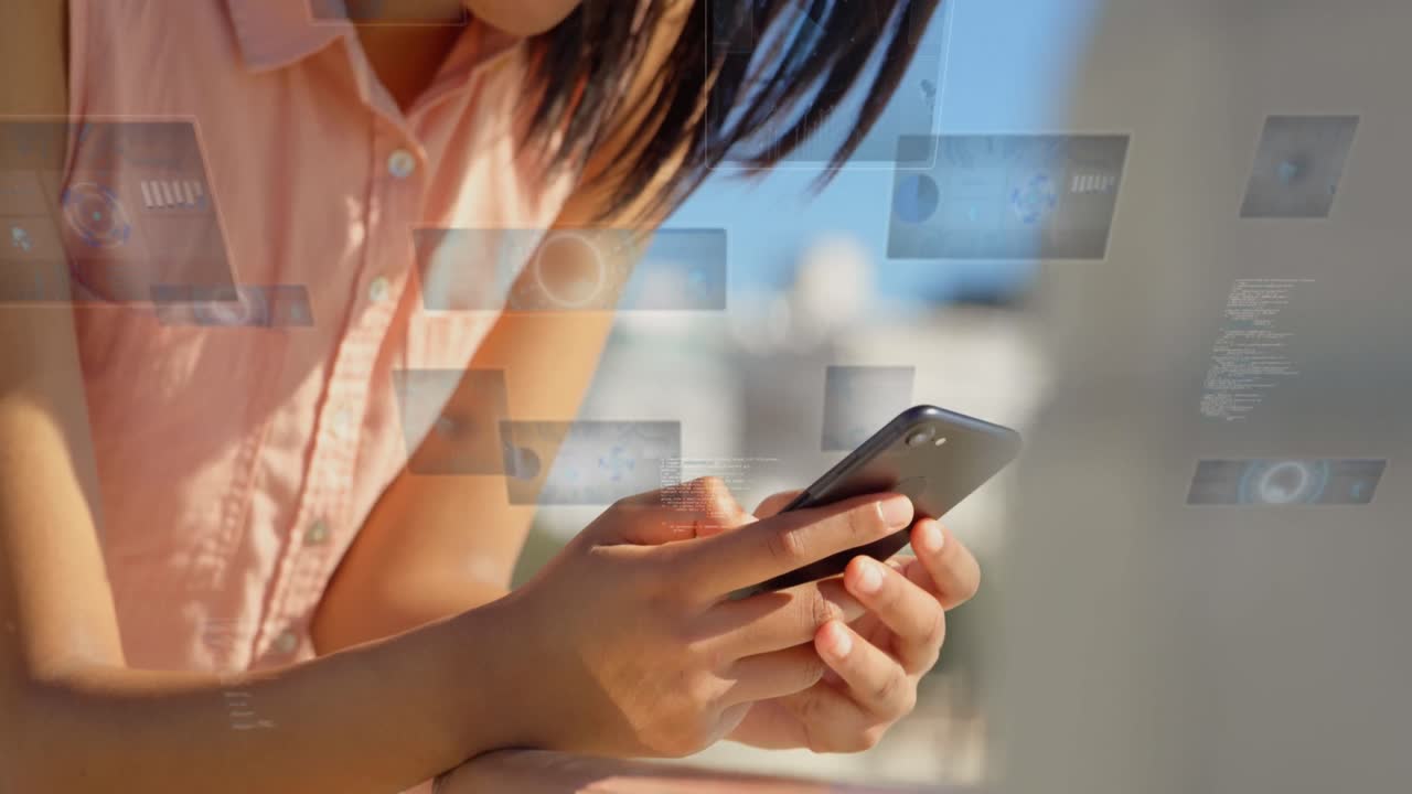 animación de múltiples interfaces con gráficos sobre una mujer asiática sonriente usando un teléfono móvil.