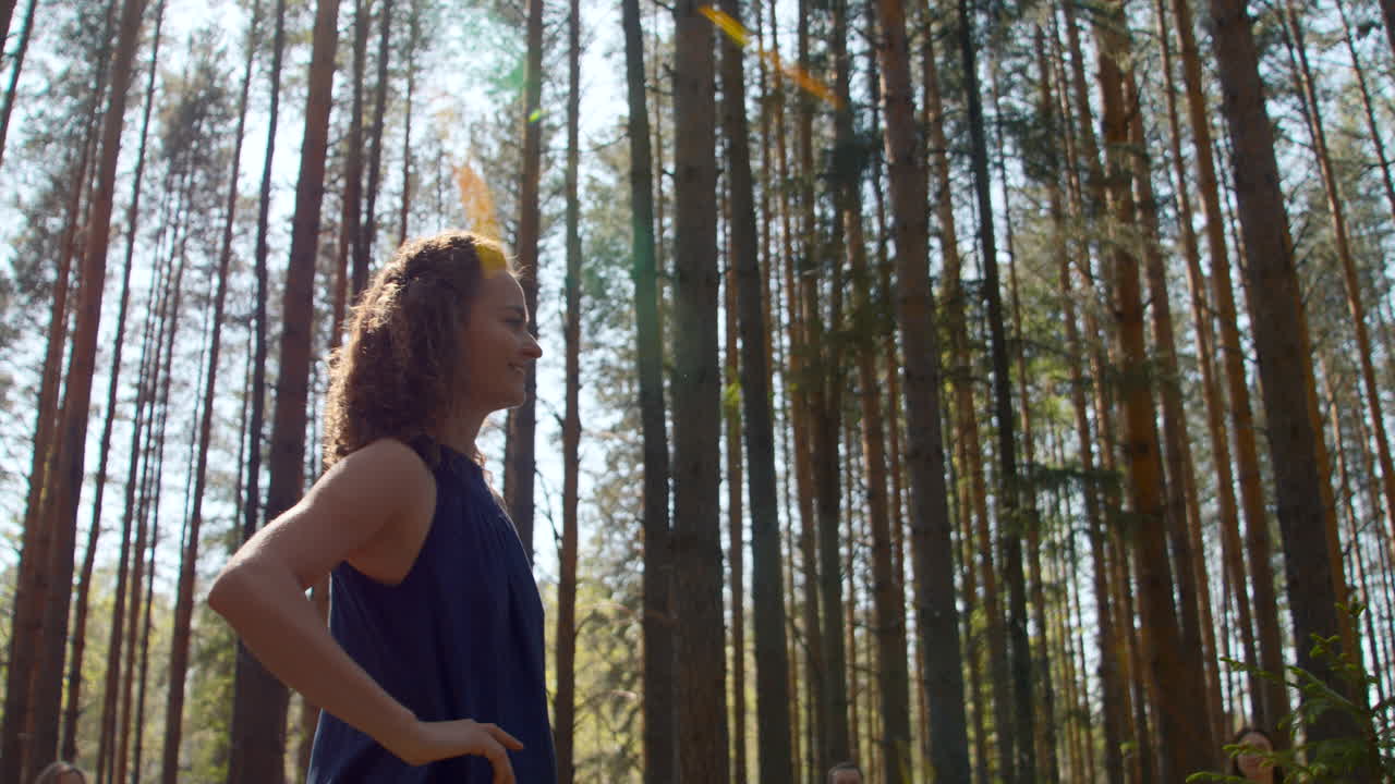 Kvinde i en skov