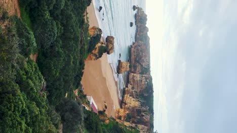 las rocas de ponta da piedade cerca de lagos en el algarve, portugal