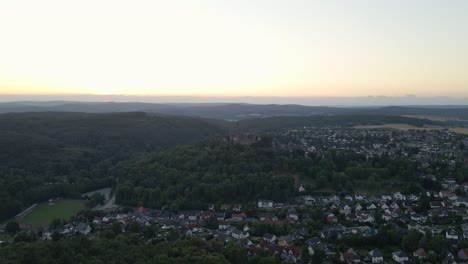 Schwenk-Links-Von-Schloss-Braunfels-Mit-Der-Altstadt-Im-Vordergrund