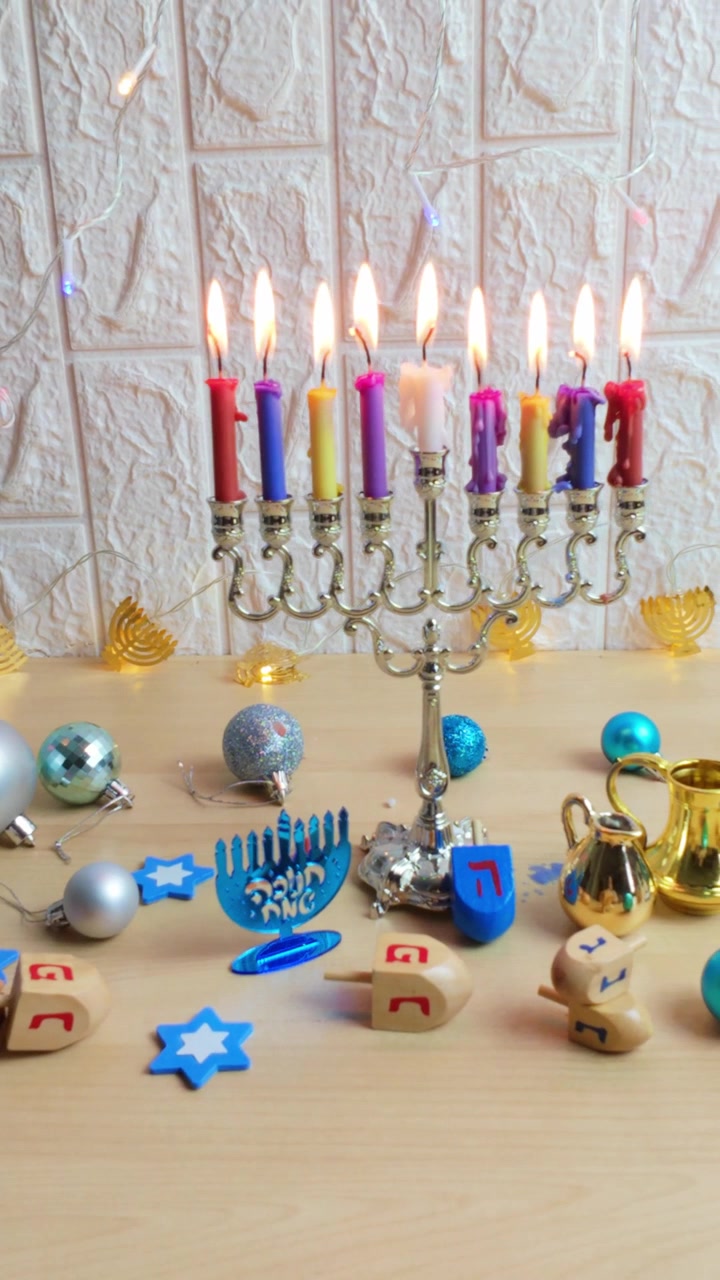 Menorah di Hanukkah con candele accese e dreidel