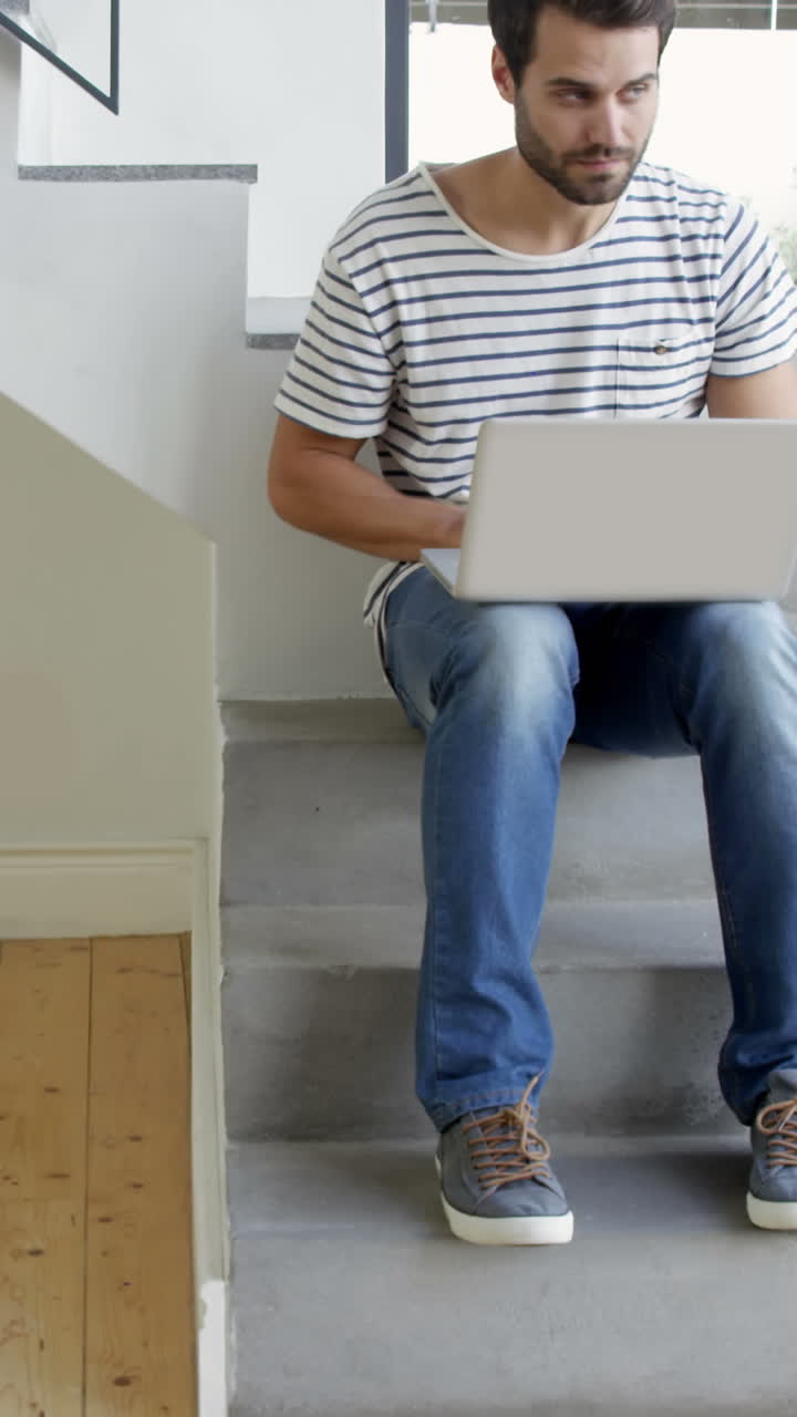 el hombre está usando su computadora.