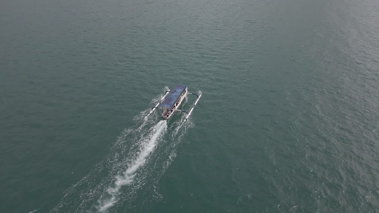 롬복 섬 을 드러내기 위해 자동차 여행 보트 위 에 상승 하는 공중 기울기