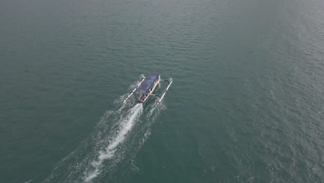 Die-Steigende-Luftaufnahme-Neigt-Sich-über-Ein-Fahrendes-Touristenboot-Und-Gibt-Den-Blick-Auf-Die-Insel-Lombok-Frei