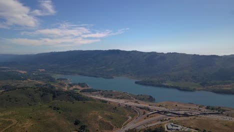 Antena-De-Montañas-Y-Embalse-Del-Lago-Crystal-Springs-En-San-Mateo,-California,-Avance-Lento