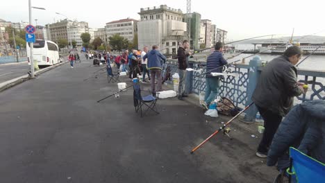 gente pescando en un puente en estambul