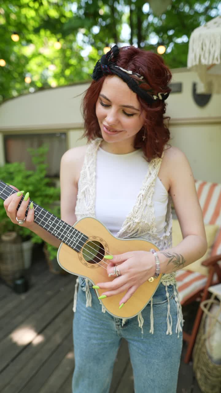 mujer tocando el ukulele al aire libre