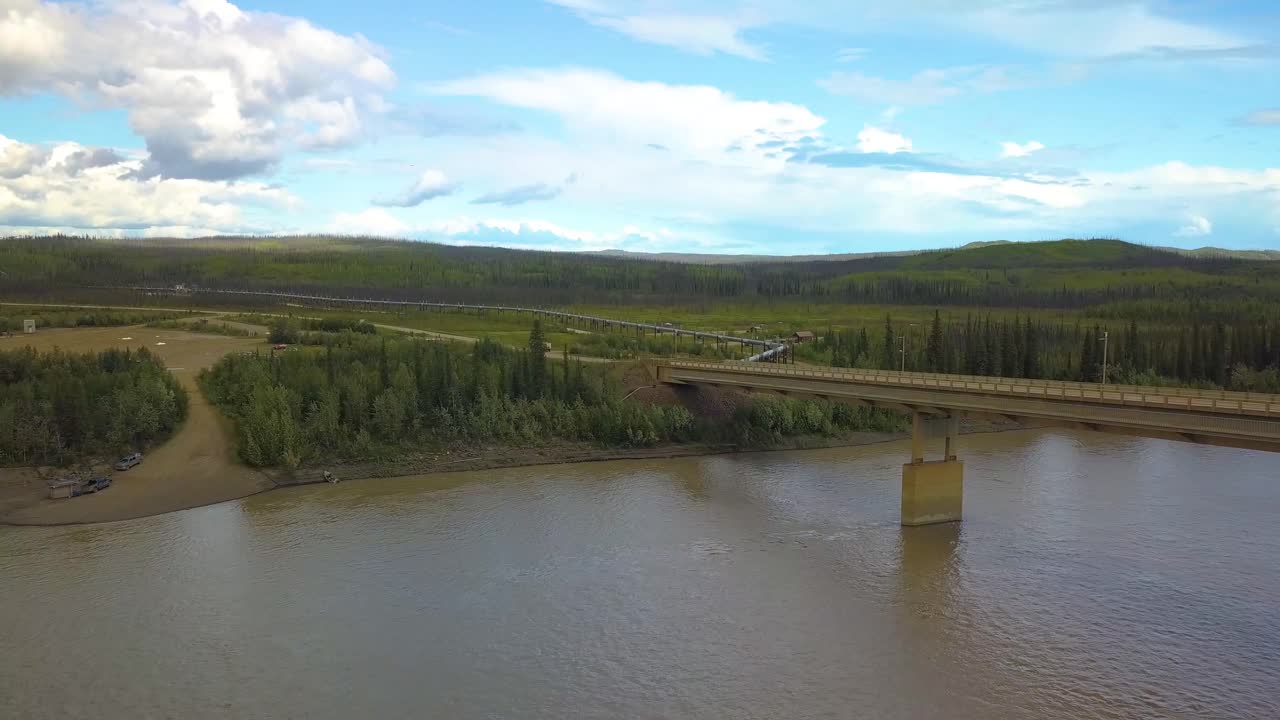 Bro, der krydser Yukon-floden på Dalton Highway nær Prudhoe Bay i Alaska, USA