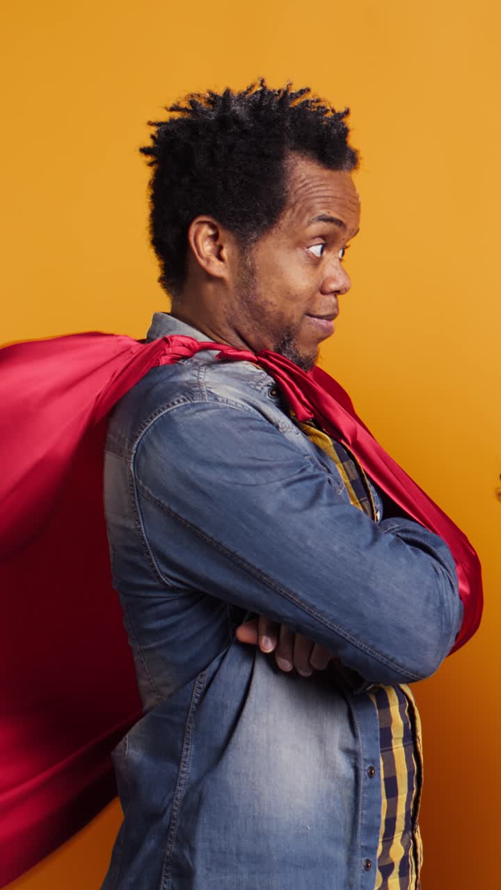 Afroamericano con una capa de superhéroe roja sonriendo
