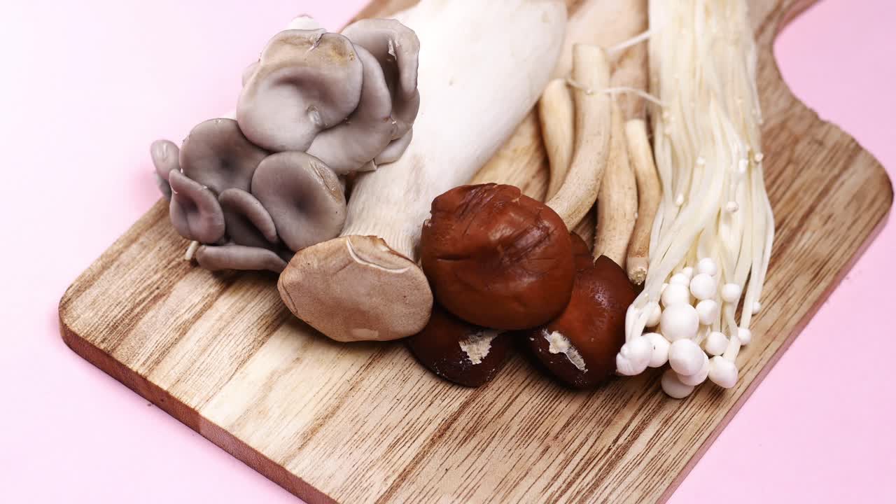 hongos mezclados en la tabla de cortar ,