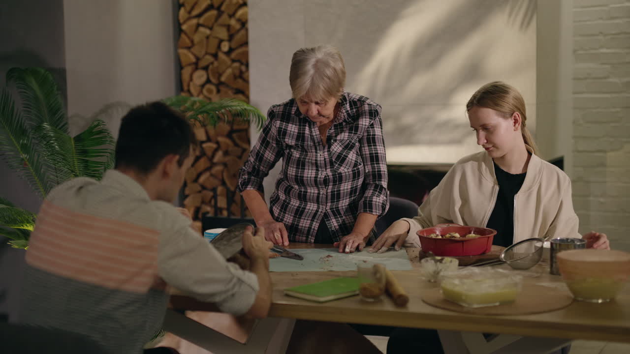 가족 들 이 함께  을 는 것