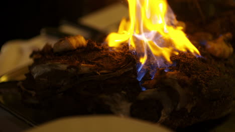 plato de carne en llamas espectacularmente servido