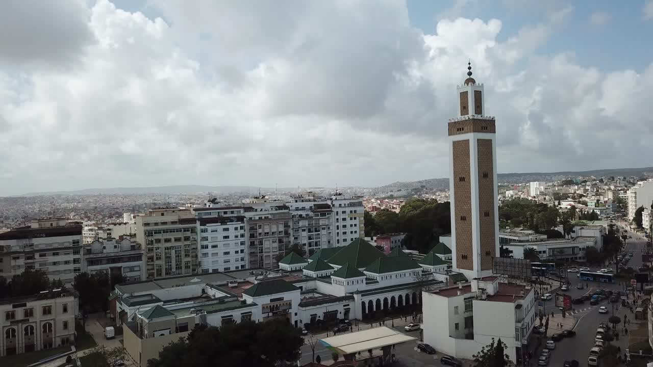 Tanca, Fas'ta yan yana duran bir cami minaresi ve bir kilise çan kulesinin sinematik drone çekimi, uzun bir dini hoşgörü tarihini temsil ediyor.