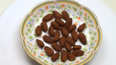 las almendras giran sobre un fondo blanco