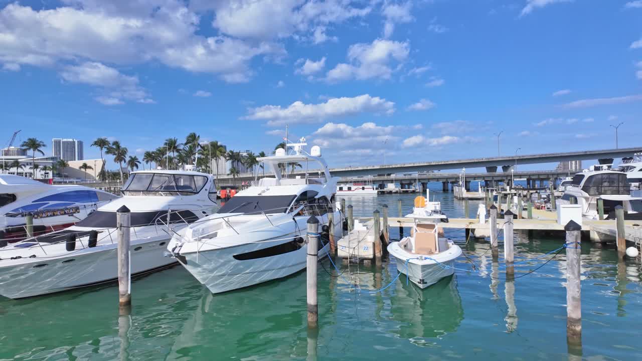 Veduta aerea laterale di barche ormeggiate nel porto marittimo di Miami in una soleggiata giornata estiva