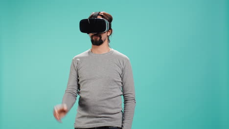 Mann-Trägt-Virtual-Reality-Headset,-Interagiert-Mit-Schnittstelle,