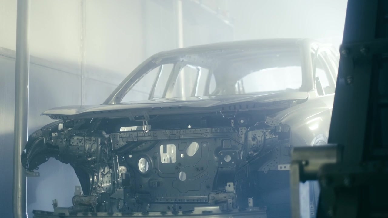 Otomobil üretim fabrikası. Araç gövdesi elektroforetik kaplama süreci. Otomotiv endüstrisi