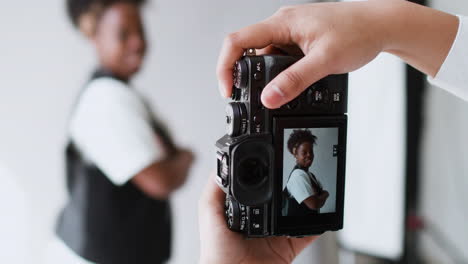 fotógrafo tomando fotos en el estudio