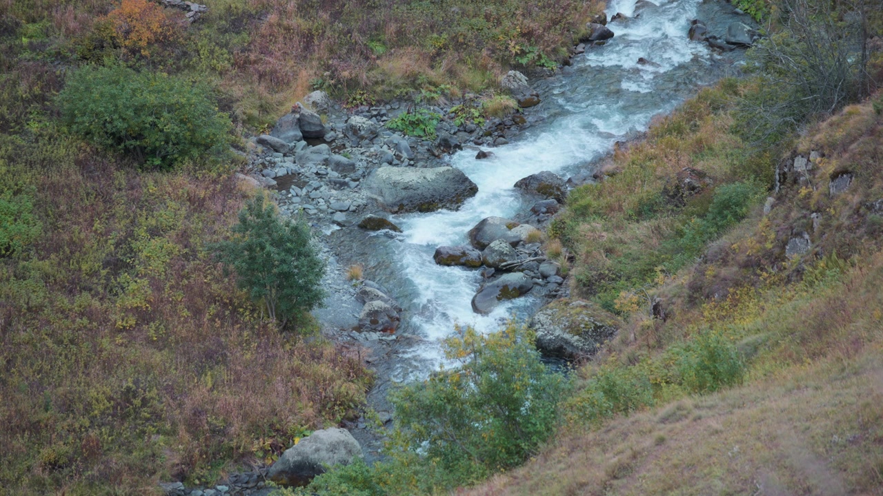 Fiume di montagna che scorre tra le rocce