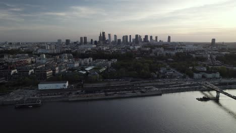 Rascacielos-De-Gran-Altura-En-El-Centro-De-La-Ciudad-De-Varsovia-Después-Del-Atardecer.