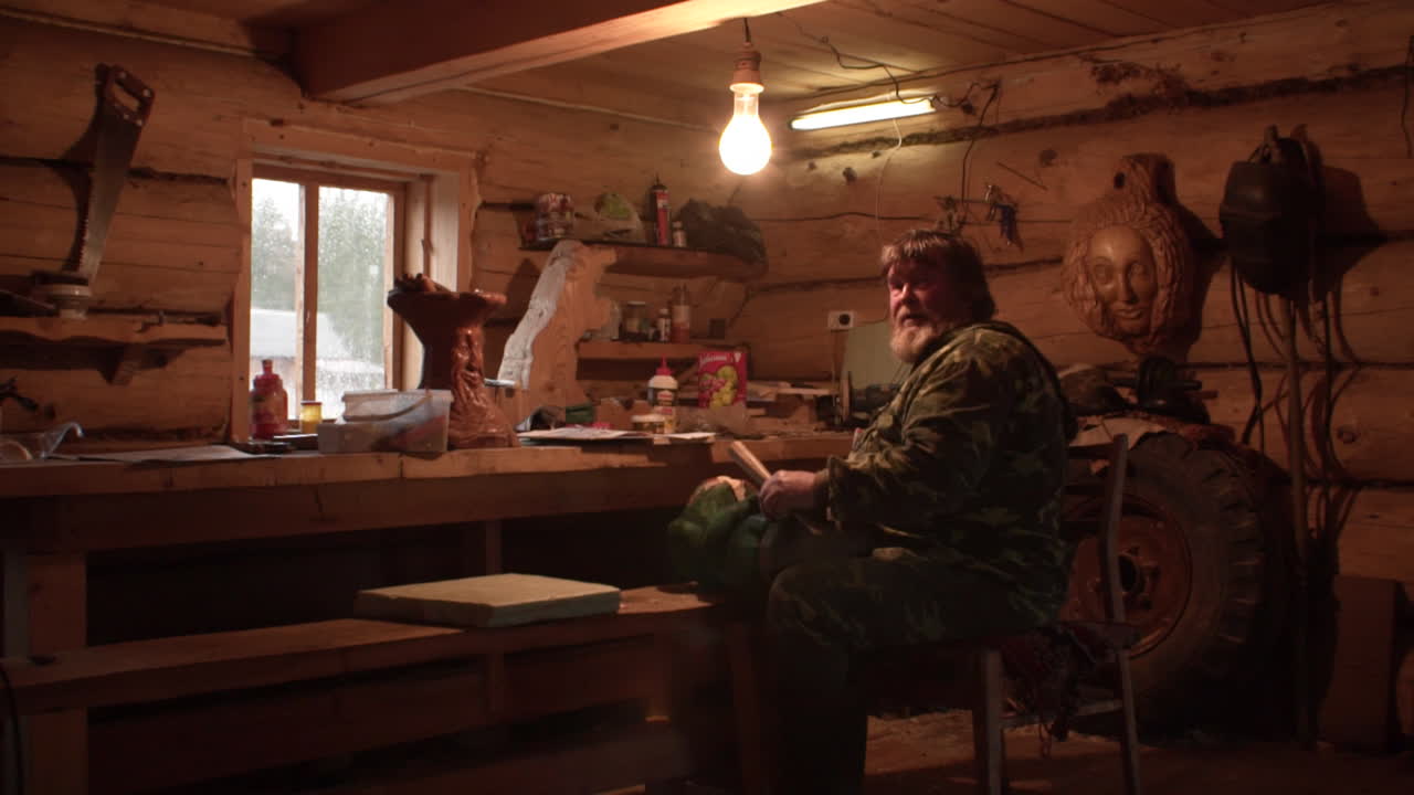 резьба по дереву в деревенской мастерской