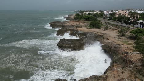 Vista-Aérea-De-La-Costa-De-Santo-Domingo,-República-Dominicana,-Golpeada-Por-Las-Olas-Rompiendo-Contra-La-Costa-Rocosa-Después-Del-Huracán-Beryl