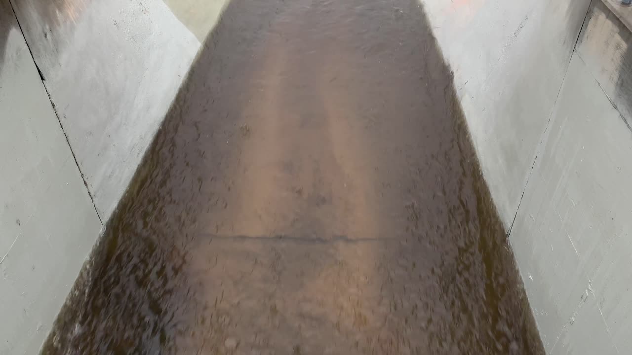 primer plano desde arriba del lavado de los ángeles en la sección del valle de san fernando durante un descanso bajo la lluvia