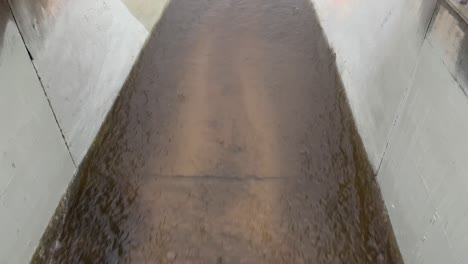 primer plano desde arriba del lavado de los ángeles en la sección del valle de san fernando durante un descanso bajo la lluvia
