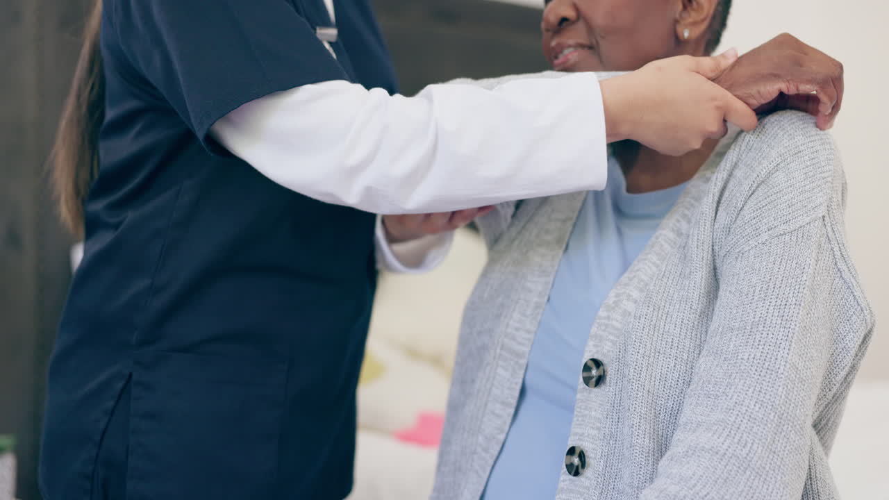 fisioterapeuta, mujer de edad avanzada