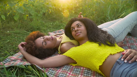 mujeres en un campo de girasoles