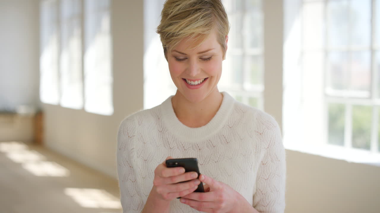 Donna d'affari che naviga sul suo telefono per i social