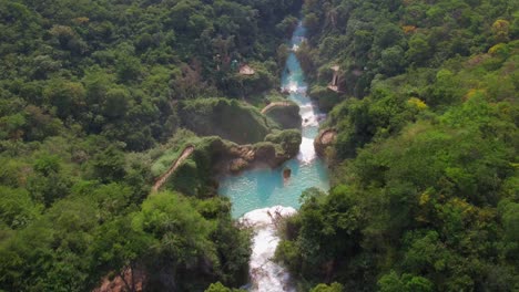 toma cenital aérea que revela la cascada velo de novia en el parque chiflon, chiapas