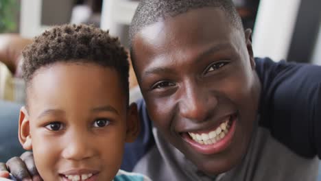 video de un feliz padre y hijo afroamericanos tomando una selfie