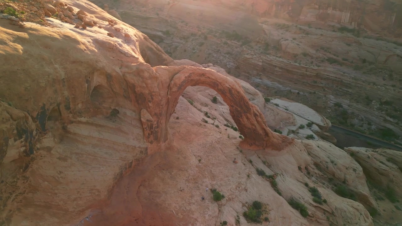Filmato drone 4K che sorvola Moab, Utah, con l'iconico Arco Corona e il tortuoso fiume Colorado, catturando drammatici canyon di roccia rossa, paesaggi desertici e la bellezza panoramica del Sud-ovest