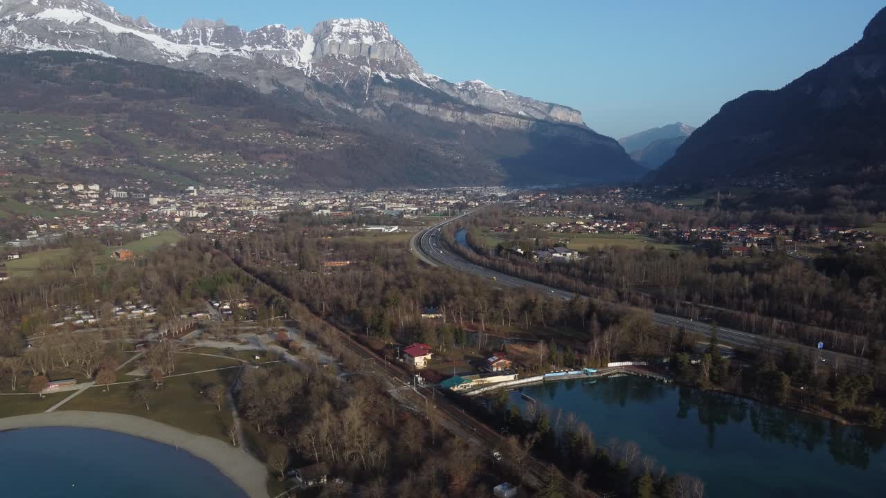 vista aérea de sallanches y arve valle sobre el lago passy