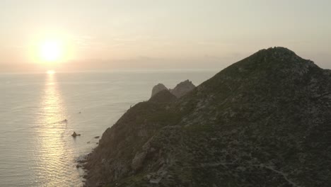 Salida-Del-Sol-En-Tonos-Rosados-Y-Amarillos-Sobre-El-Mar-Y-El-Horizonte.