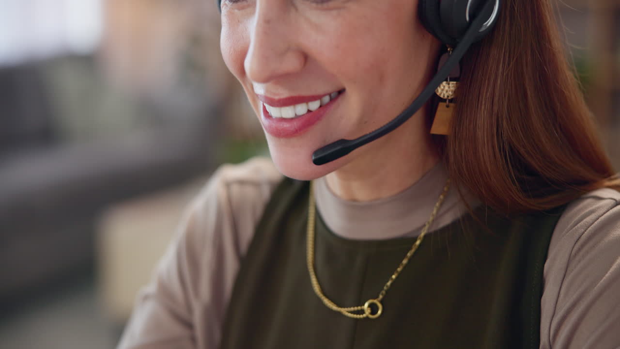Una donna con una cuffia che parla al telefono in un ambiente d'ufficio