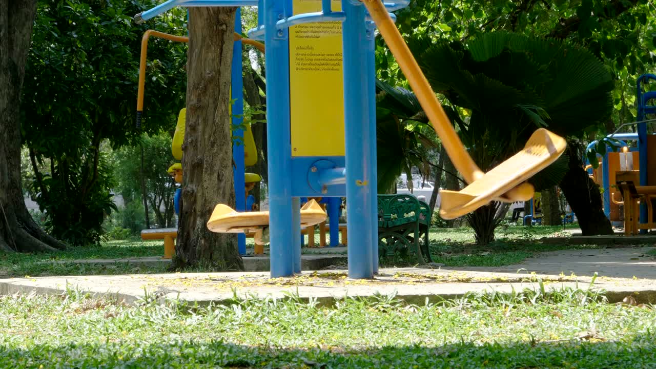 equipo de fitness al aire libre de cerca pierna oscilante