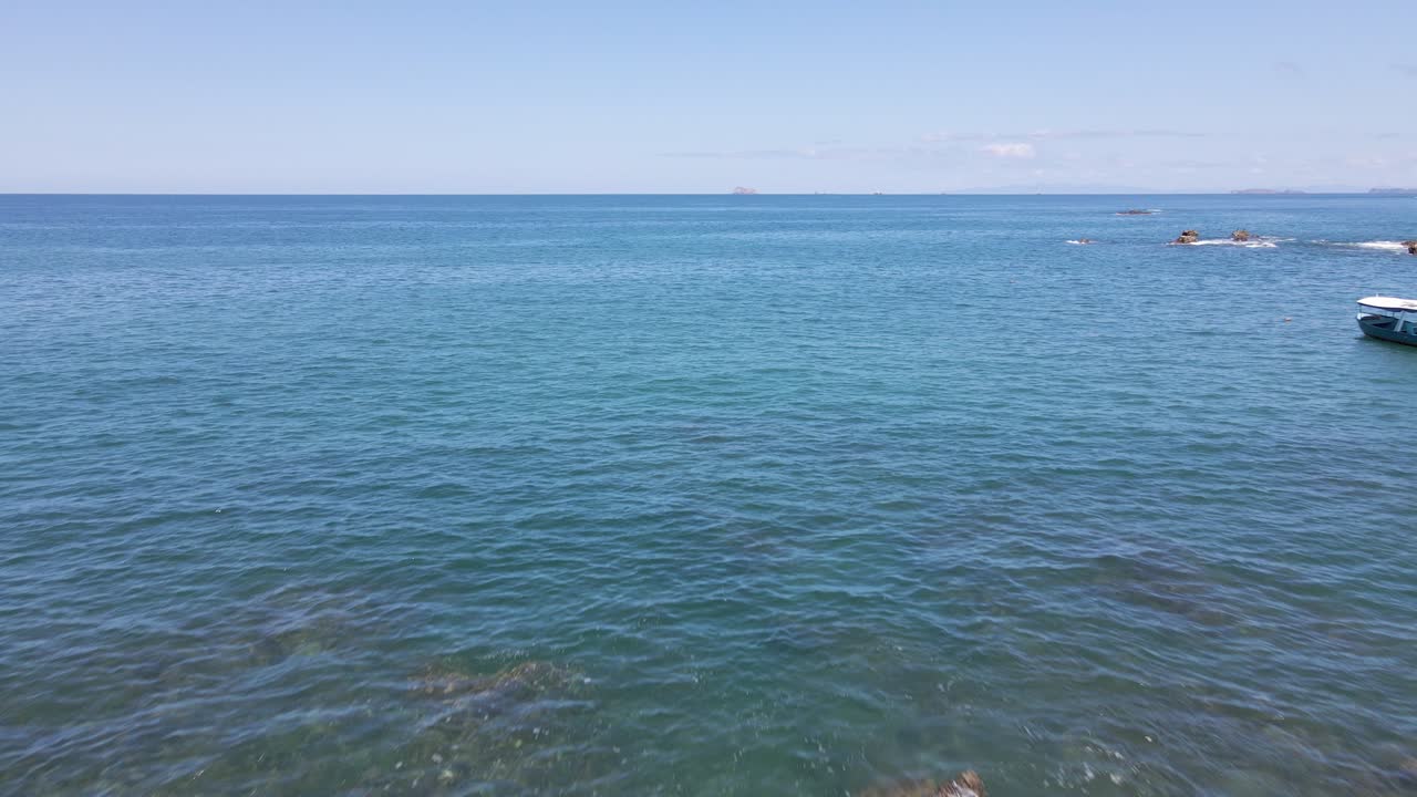 에 서 있는 한 남자 의 공중 비행