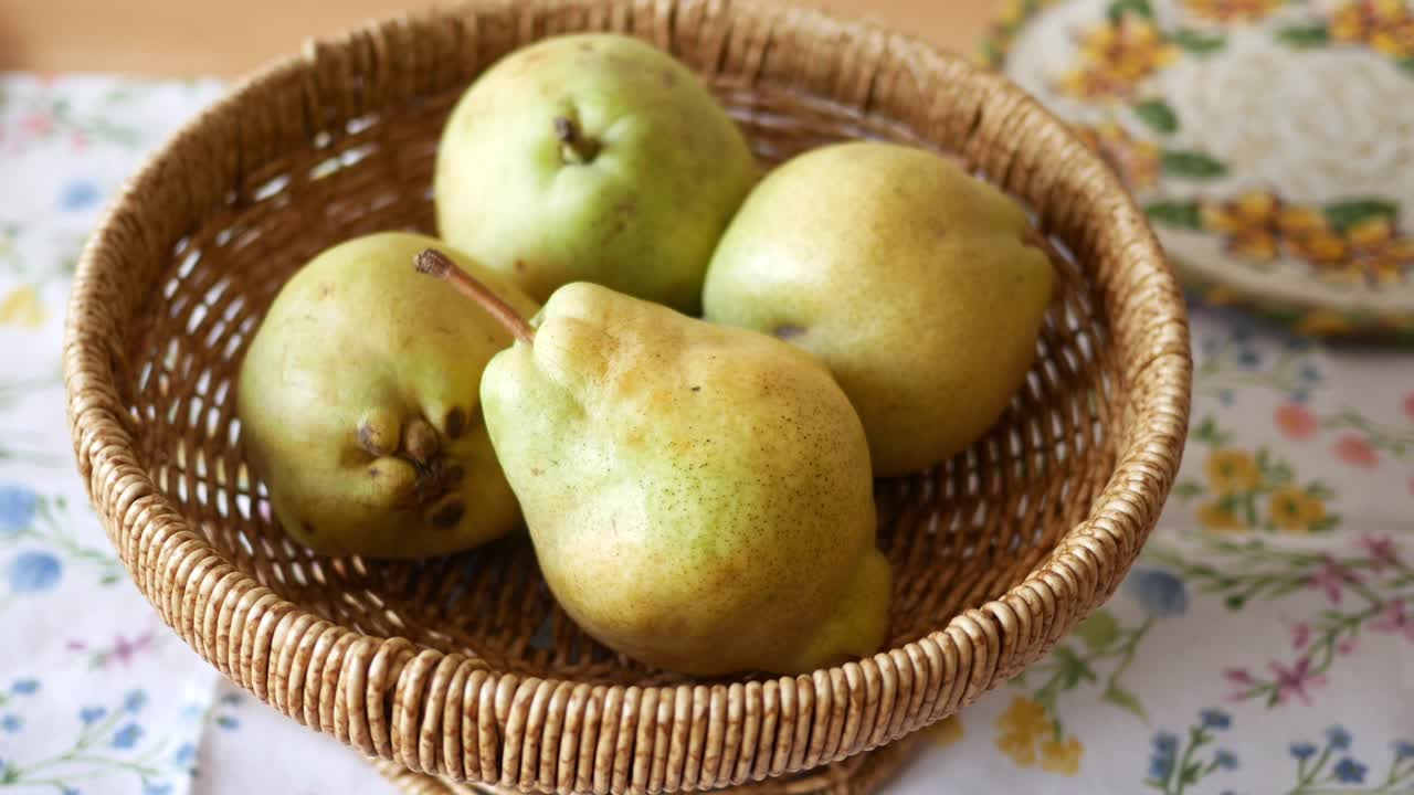 Peras frescas en una canasta de mimbre